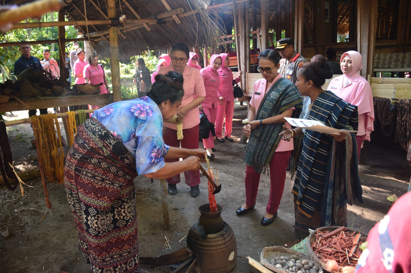 Ketua Umum Bhayangkari Kunjungi Sanggar Tenun Ikat Lepo Lorun