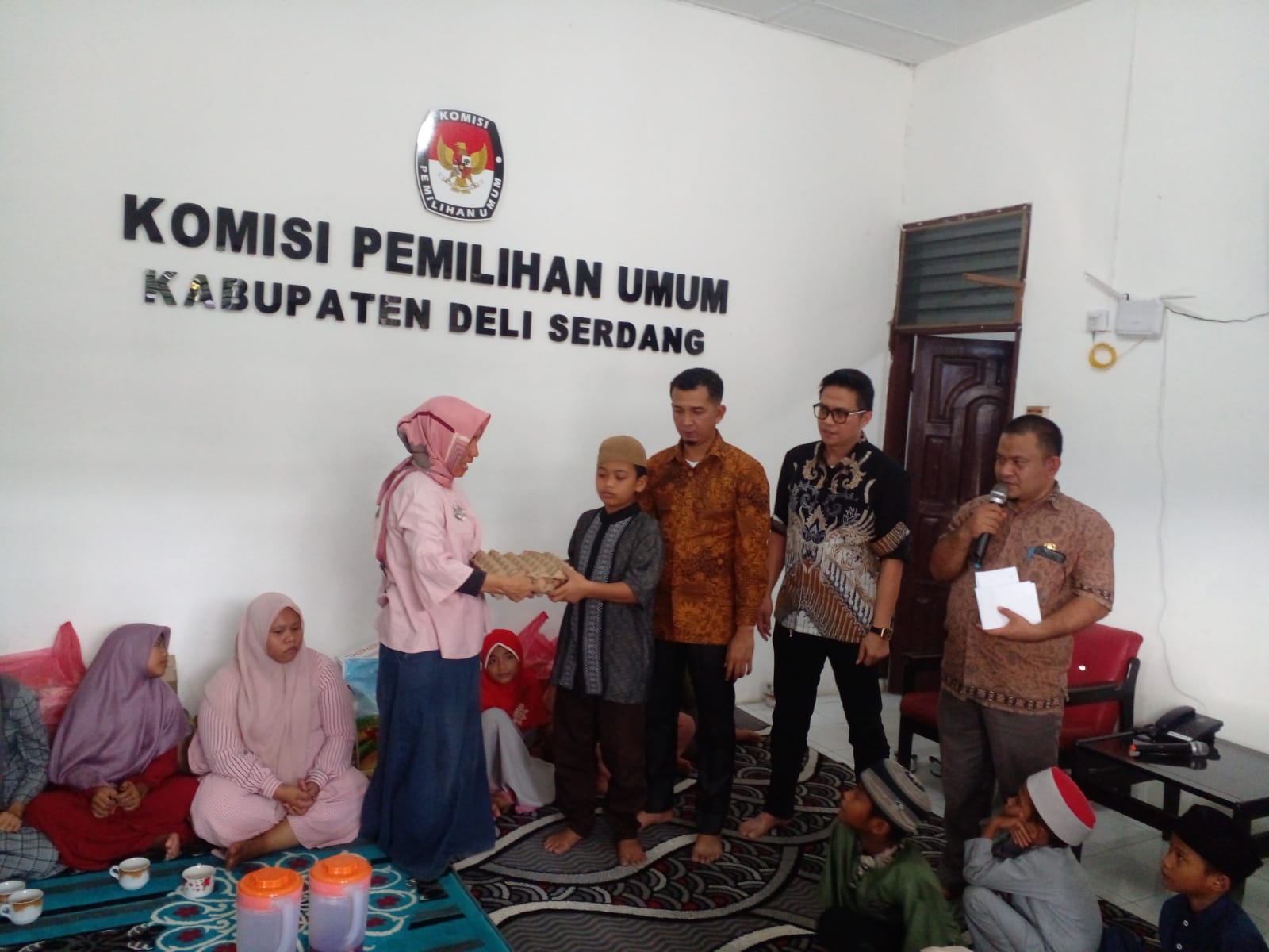 Anak Yatim Piatu Diberi Santunan dan Sembako oleh KPU Deliserdang