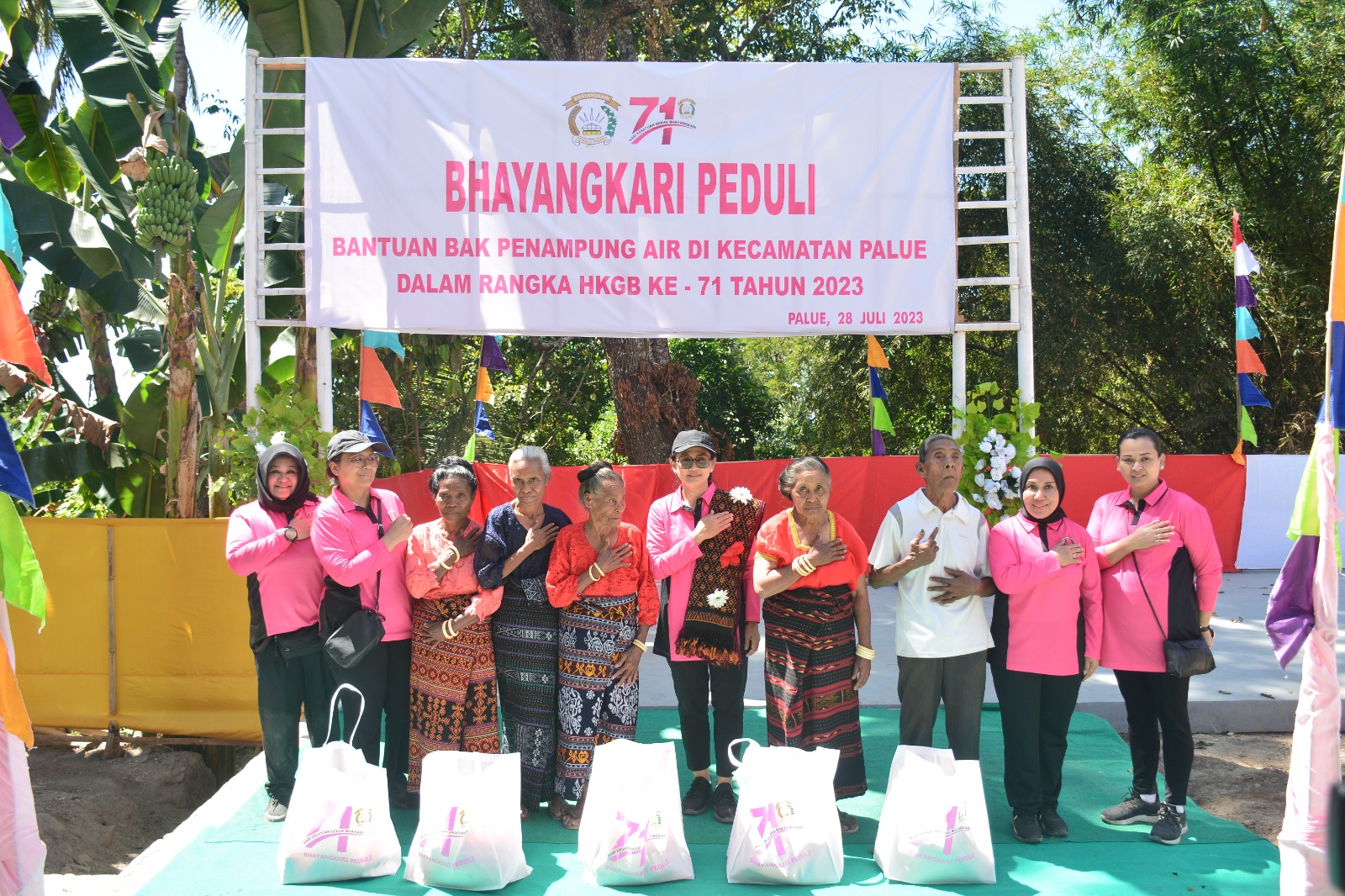 Kesulitan Air Bersih, Ketua Umum Bhayangkari Bantu Sumur Bagi Warga Desa Reruwairere Pulau Palue