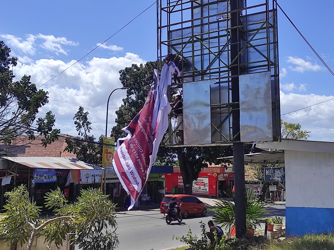 Belum Berizin, Baliho Ganjar di Kupang Dicopot Pemilik Lahan dan Papan Reklame