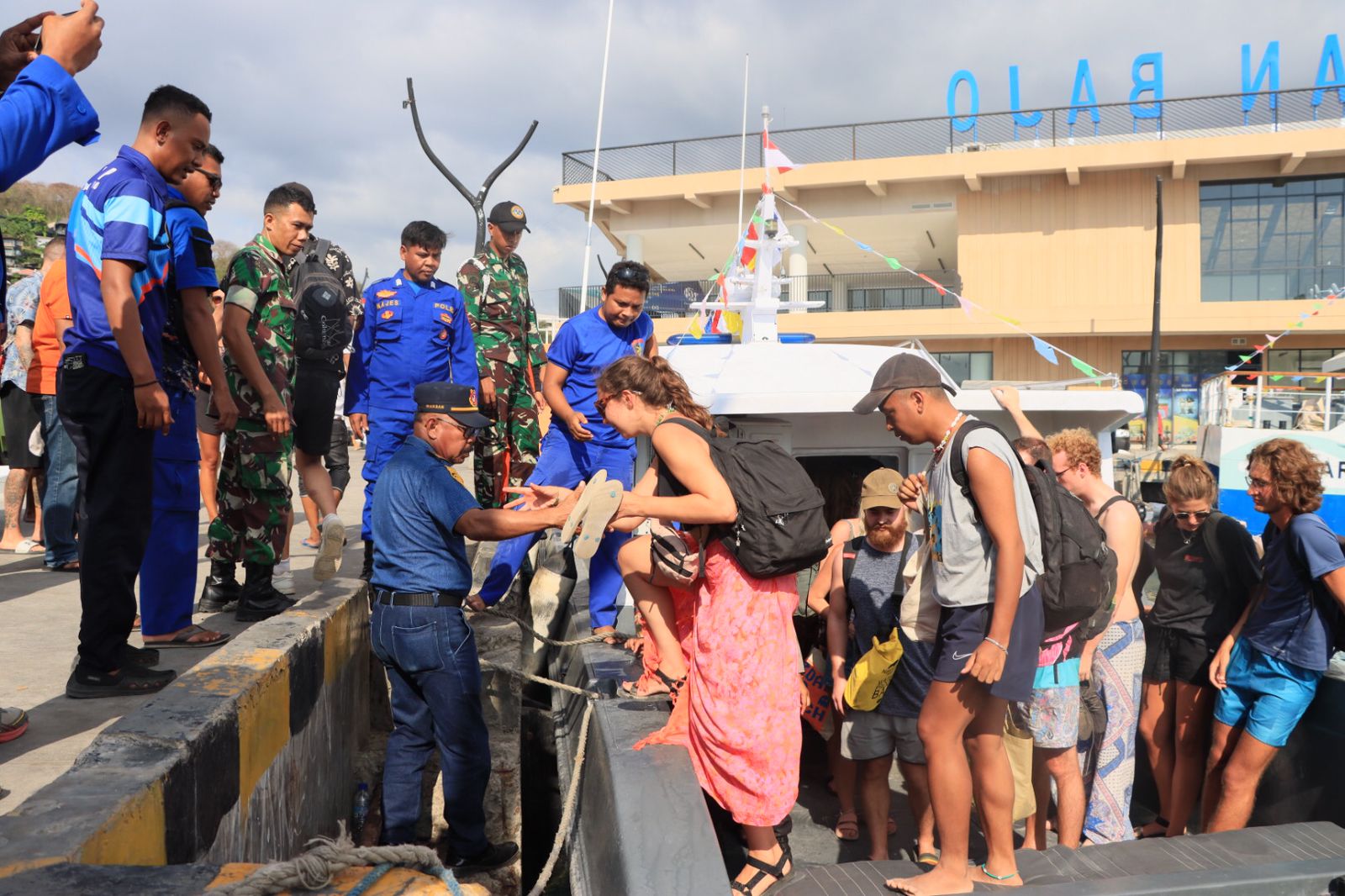 Kapal Wisata Kandas di Perairan Pulau Kelor-Manggarai Barat, 43 Penumpang Dievakuasi