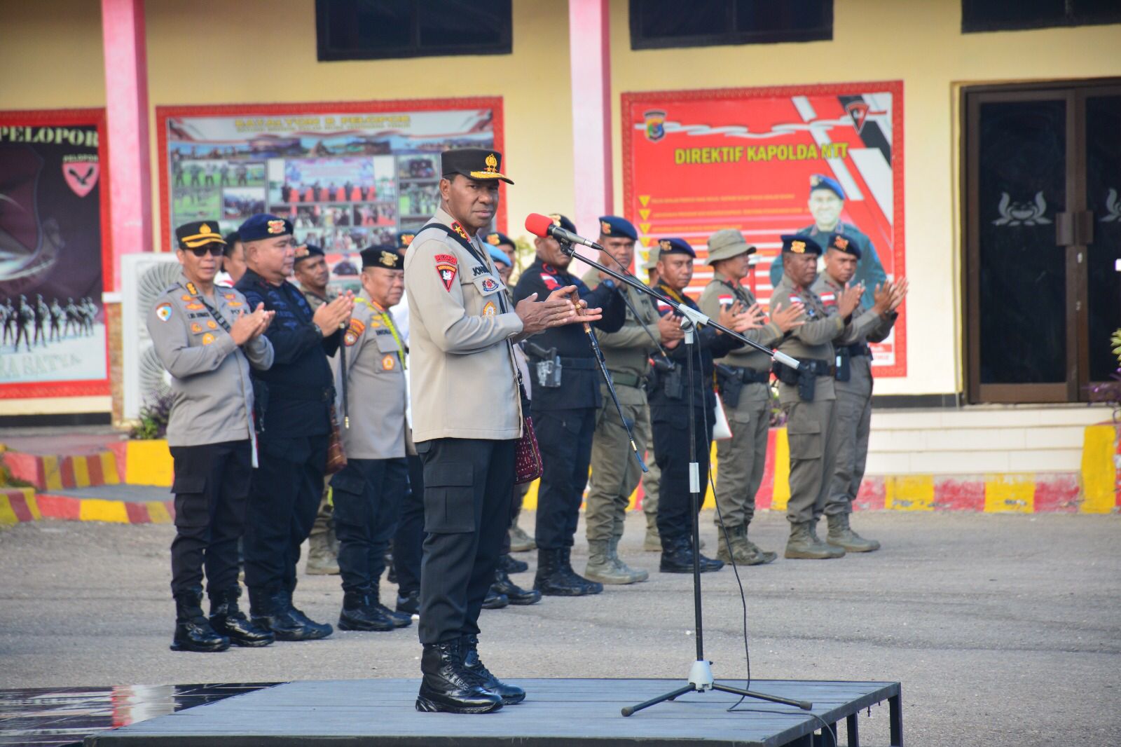 Brimob Didorong Bantu Masyarakat