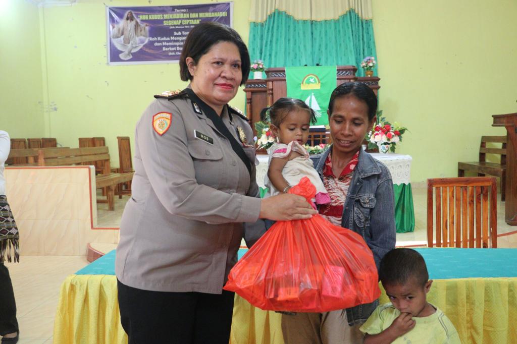 Polwan Polda NTT Berbagi dengan Anak Stunting