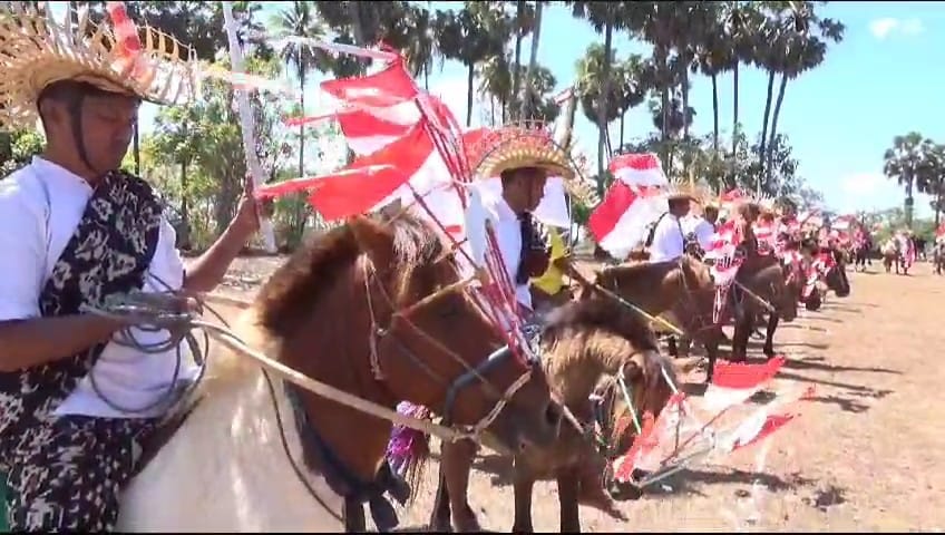 Unik, Peserta Upacara HUT RI di Rote Ndao Diikuti Kuda Tera