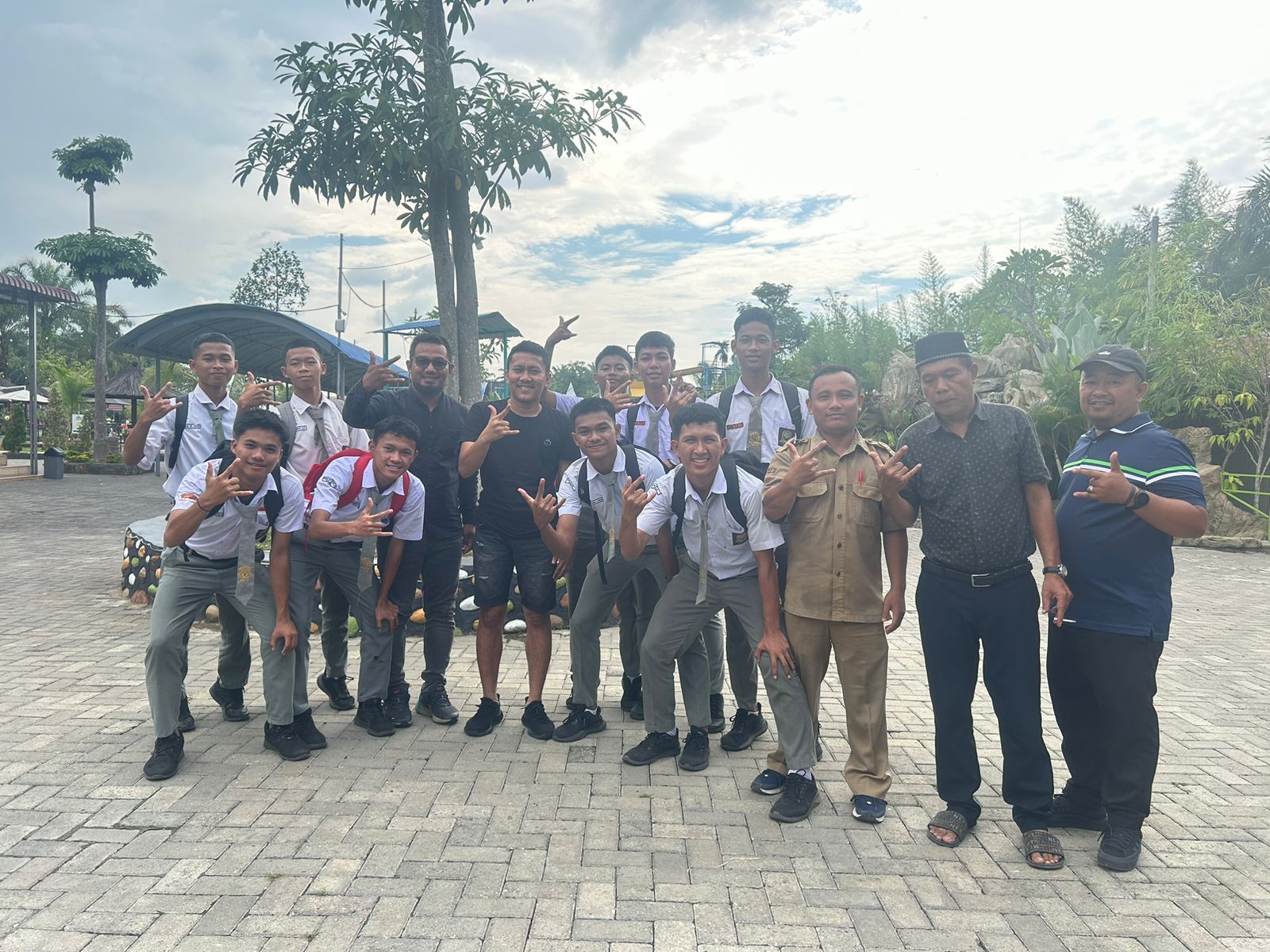 Jonatan Tarigan SH Dukung Siswa SMA Negeri 2 Binjai Ikut Turnamen Futsal Piala AXIS Nation Cup 2023