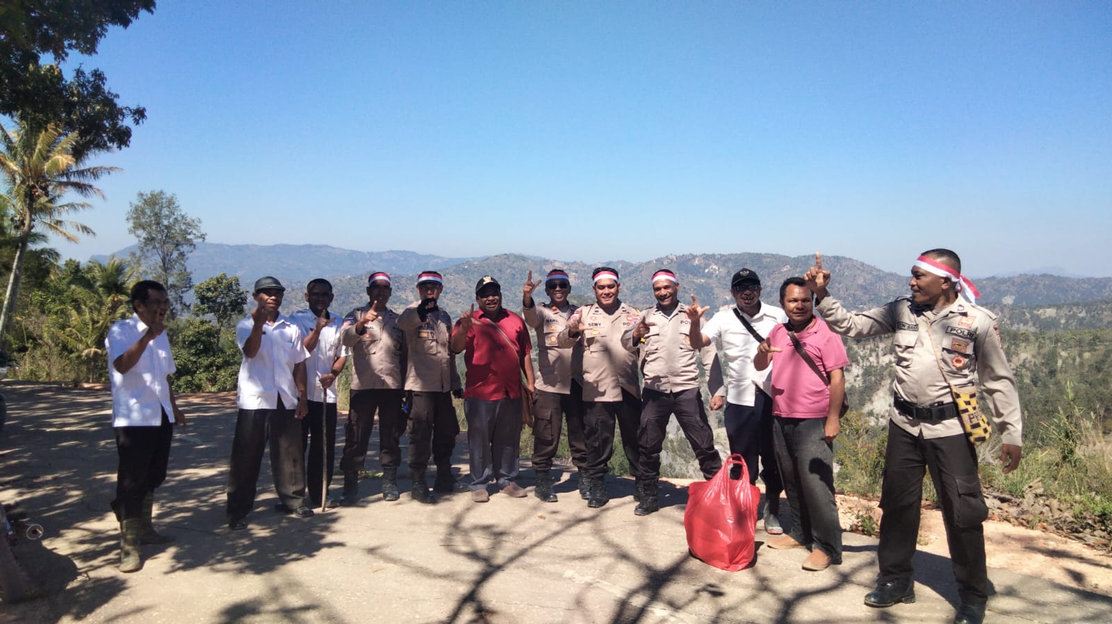 Kapolsek dan Anggota Polsek Ki’E Hijaukan Lokasi Longsor