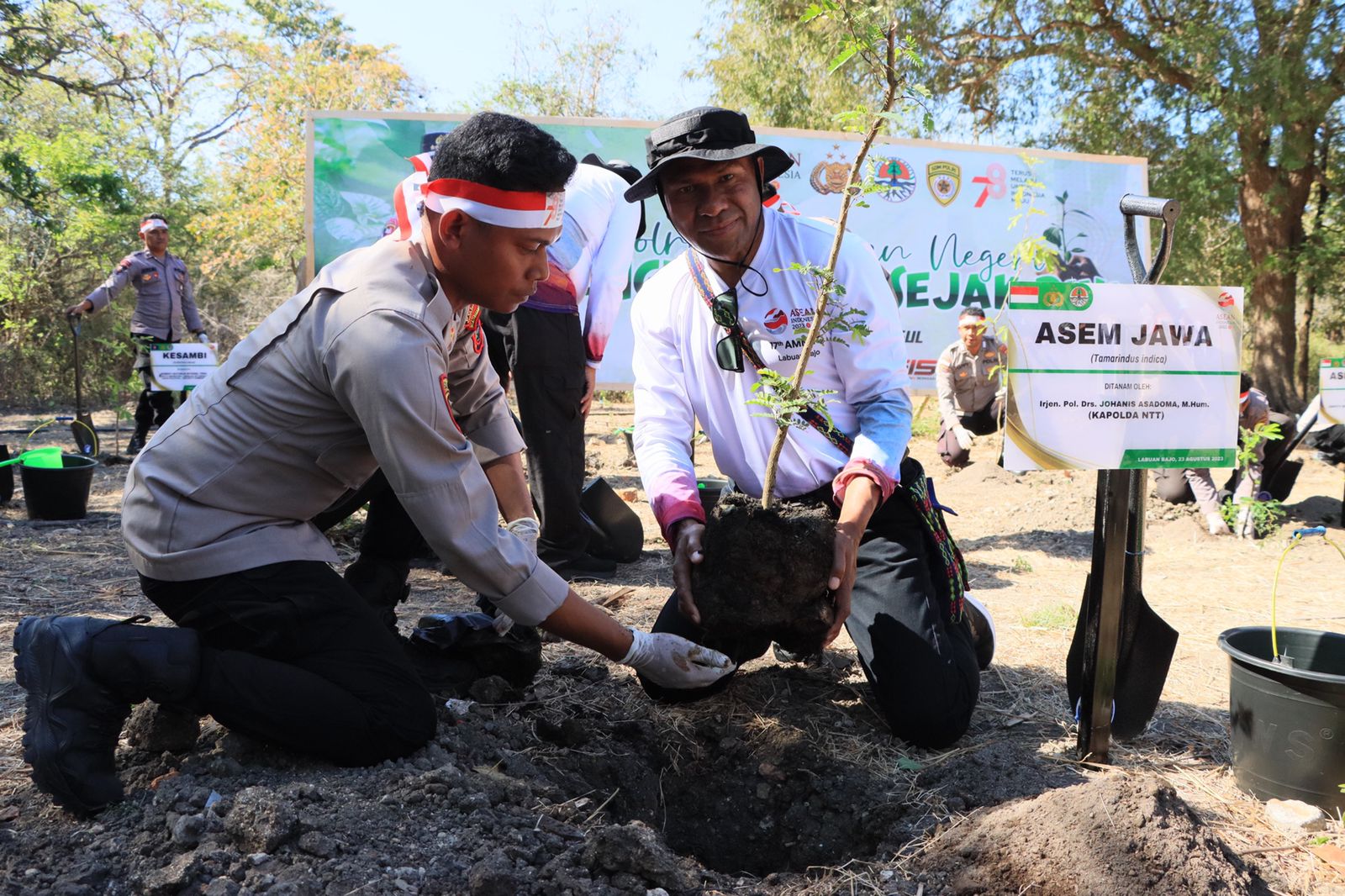 Delegasi Pertemuan AMMTC dan Kapolda NTT Tanam Pohon di Pulau Rinca