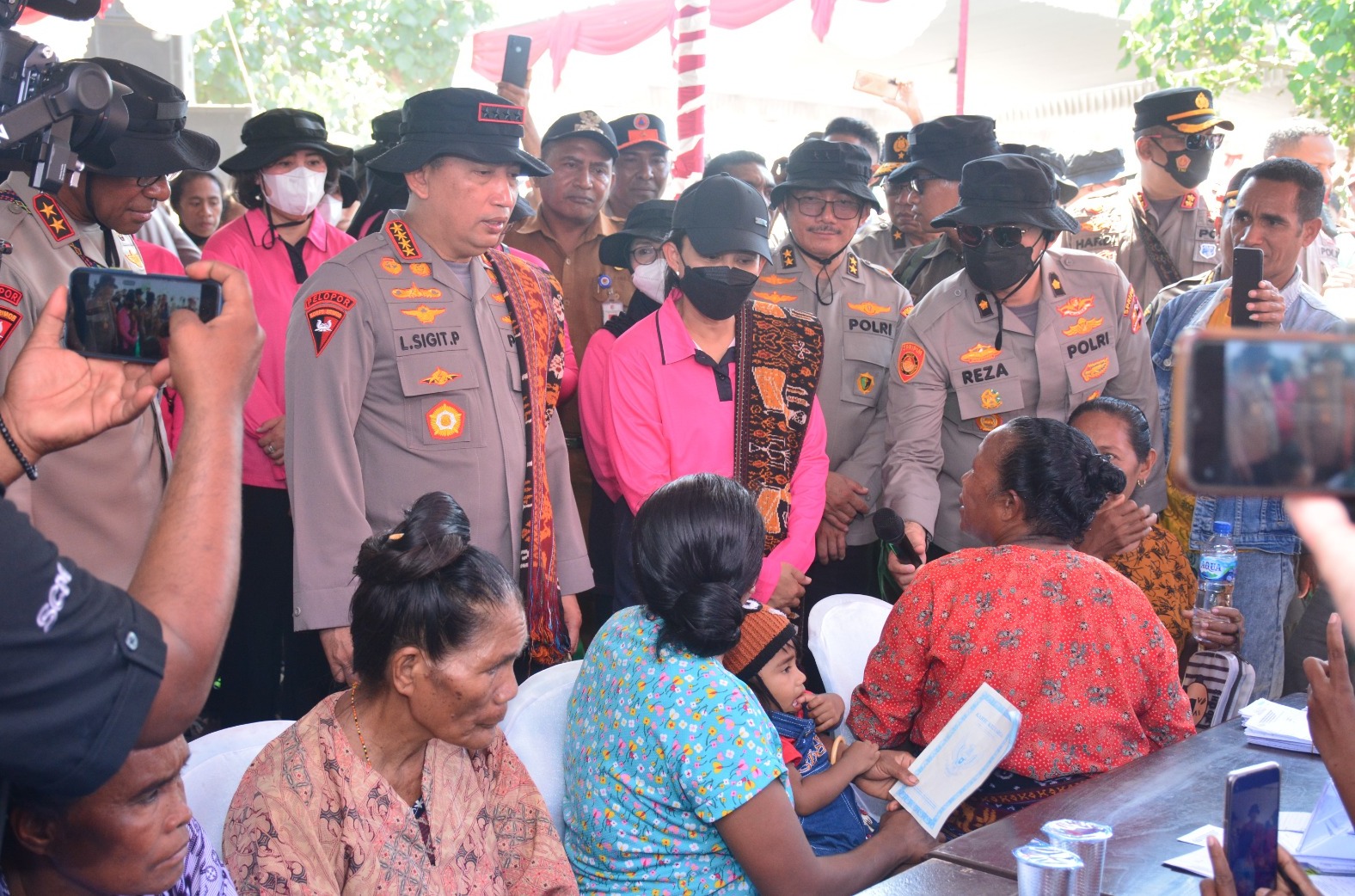 Kapolri Bantu Anak Stunting dan Beri Kursi Roda bagi Warga Pulau Palue