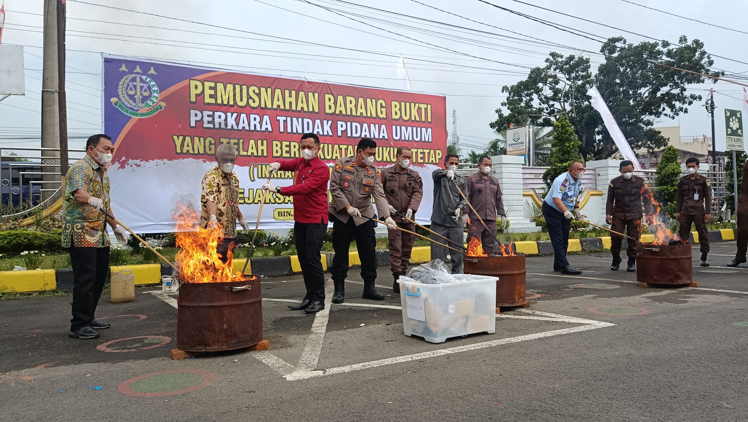 Kejari Binjai Musnahkan Barang Bukti Tipidum