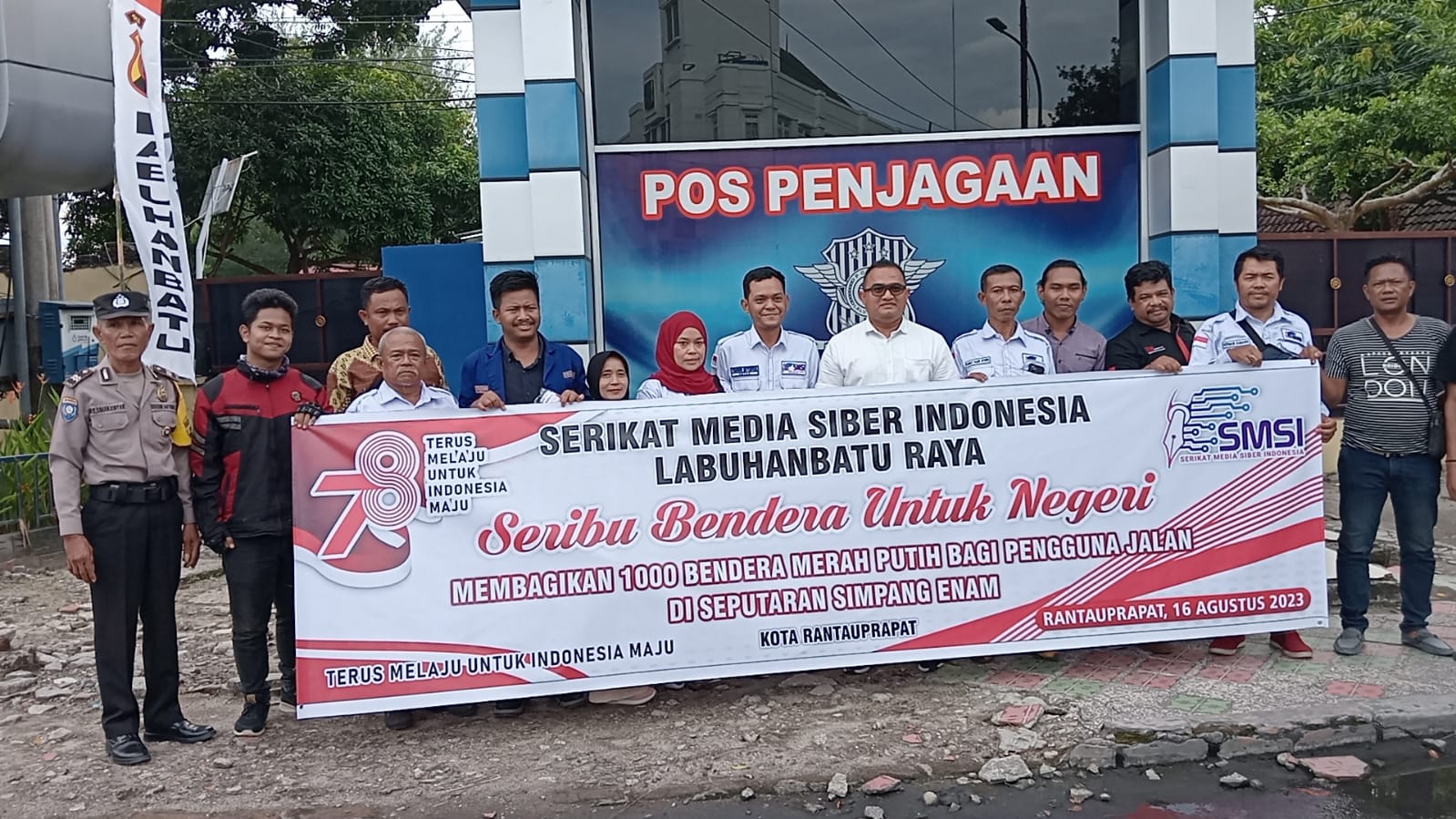 SMSI Labuhanbatu Raya Bagikan 1.000 Bendera Merah Putih Sambut HUT ke-78 RI