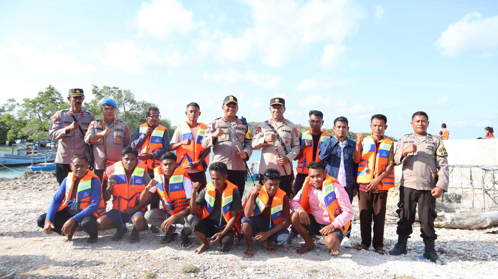 Di Pulau Landu, Kapolda NTT Salurkan Sumbangan dan Beri Pesan Kamtibmas