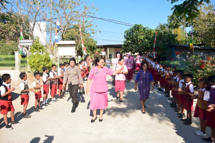 Ratusan Siswa Sekolah Dasar Dapat Bantuan Pendidikan dari Bhayangkari Polda NTT