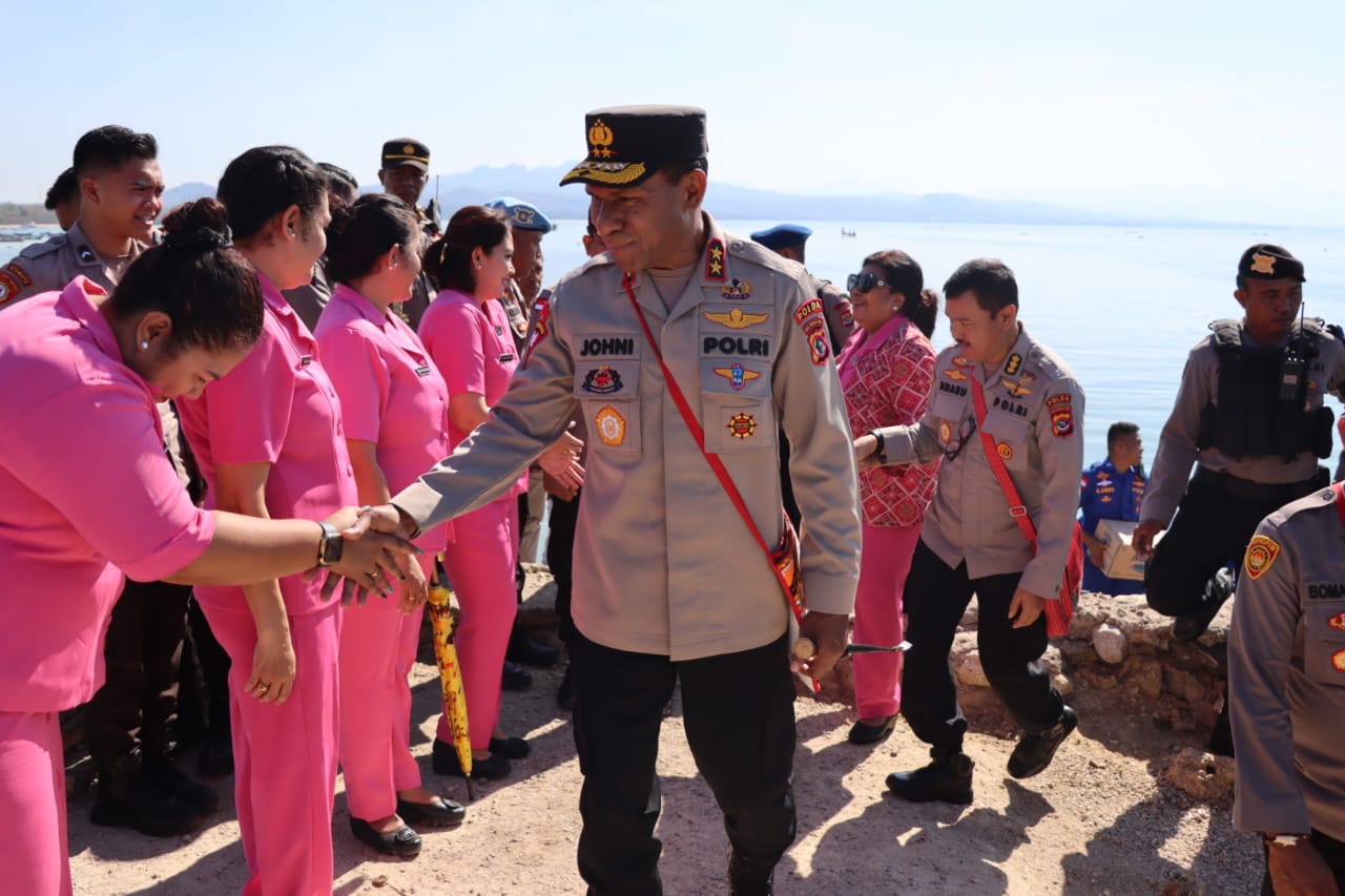 Kapolda NTT Berbagi Kasih dengan Masyaramat Sulamu-Kupang