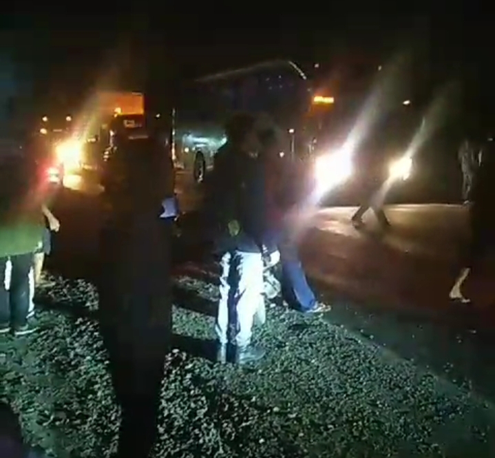 Ugal-Ugalan di Jalan, Bus PT Inalum Tabrak Pemotor hingga Kritis, Polisi Bungkam