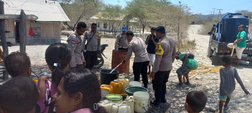 Polres Kupang Distribusi Ribuan Liter Air Bersih Bagi Warga Berdampak Kekeringan