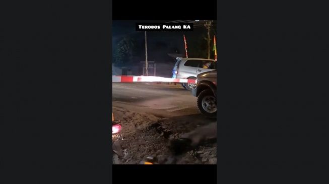 Mobil Nekat Terobos Palang Kereta Api di Sumut, Netizen: Bercanda dengan Malaikat Izrail