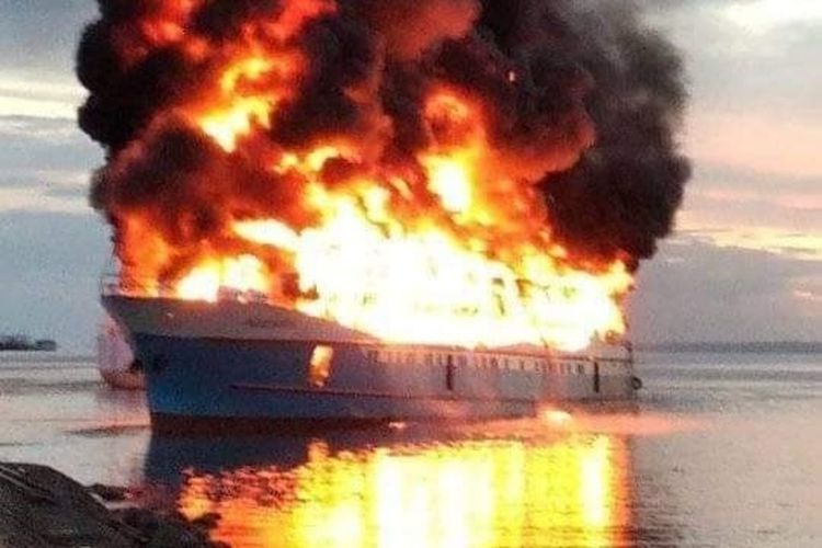 Kapal Tol Laut Tujuan Alor - Maluku Barat Daya Terbakar