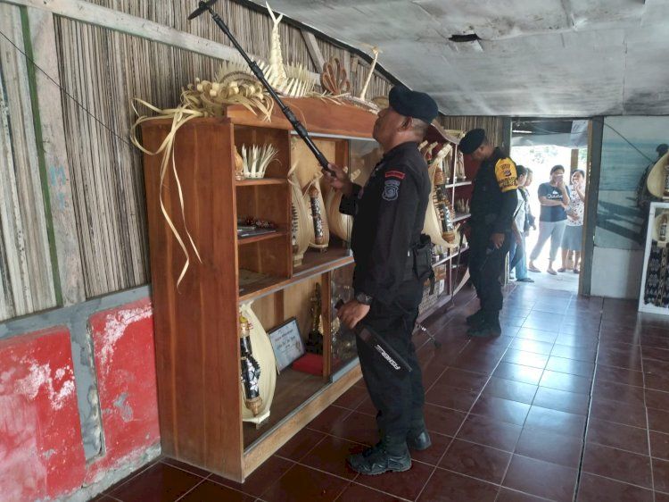 Satgas Tindak Satbrimobda NTT Sterilisasi Pusat Keramaian Masyarakat di Kota Kupang