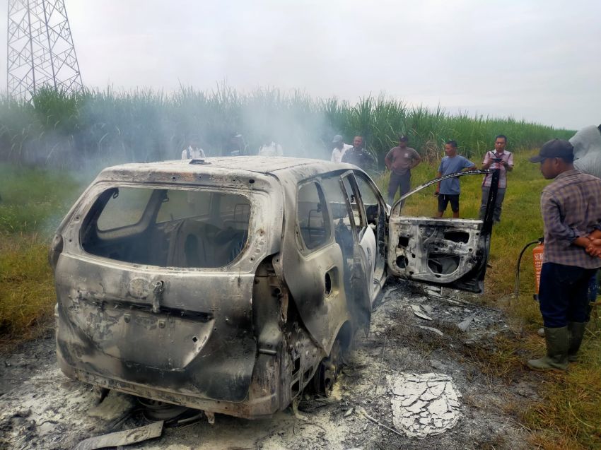 Wanita Muda Bakar Mobil Suami, Diduga Akibat Cekcok