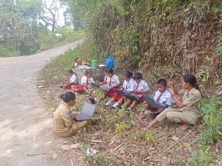 Siswa SD di Ende NTT Ujian di Hutan Karena Ketiadaan Jaringan Internet