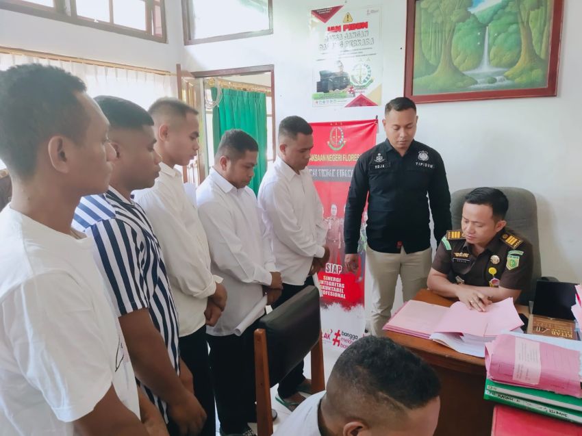 Super Nekat! Lima Pria di Flores Timur Keroyok Polisi, Lihat Nasibnya Kini