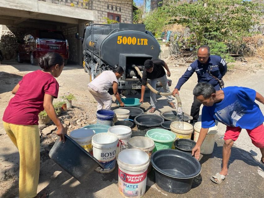 Humas Polda NTT Sumbang Ribuan Liter Air Bersih bagi Warga Kota Kupang