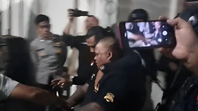 Seram! Detik-detik Samsul Tarigan Diboyong dari Karo ke Medan, Pengawalan Ketat Polisi Bersenjata