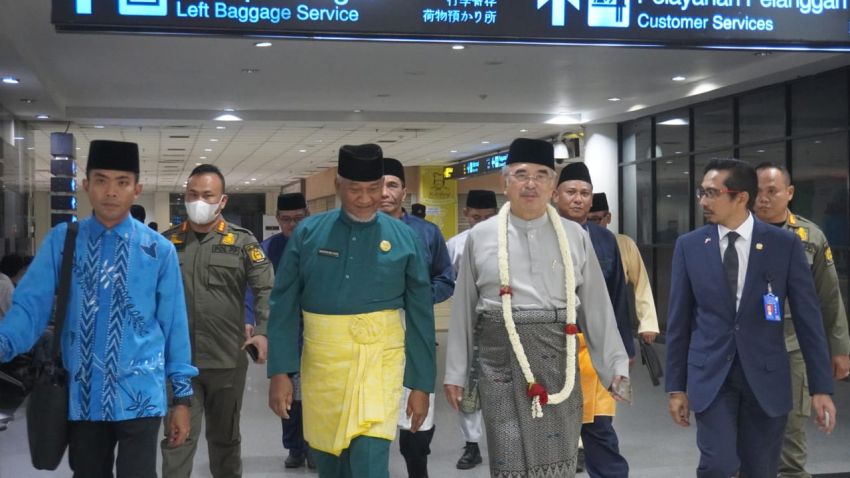 Rombongan Pemkab Langkat Sambut Kedatangan President DMDI di Bandara Kuala Namu