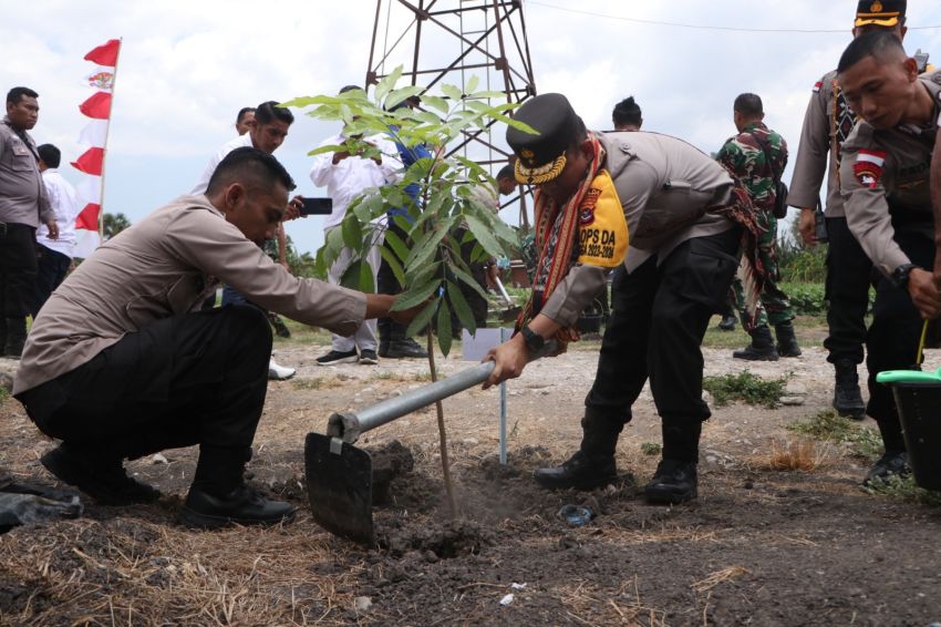 SMKN 1 Kabupaten Kupang Jadi Lokasi Gerakan Menanam Sepuluh Juta Pohon oleh Polri