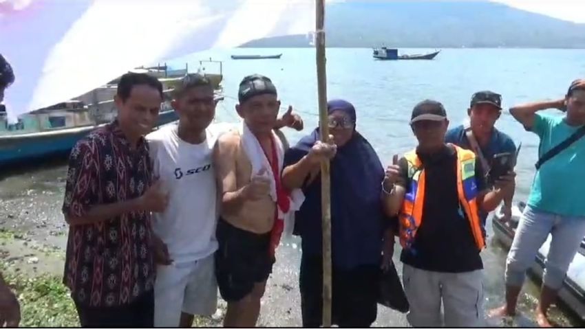 Rusli Ibrahim Berenang Arungi Selat Sejauh 3,5 Kilometer Peringati Hari Pahlawan