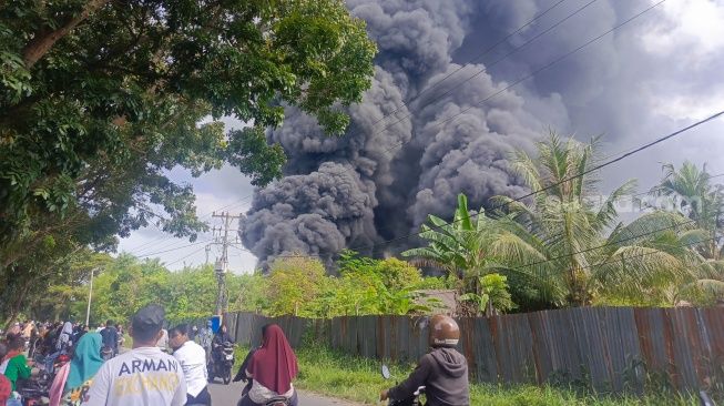 Mencekam! Asap Hitam Membumbung Tinggi ke Langit Marelan, Jalan M Basri Macet
