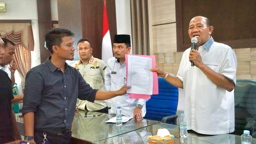 Berikan Solusi dari Tuntutan Guru Honorer, Syah Afandin: April 2024 Bertekad Akan Perjuangkan dan Angkat Guru yang Masuk ke Kategori Hasil Ujian (P)