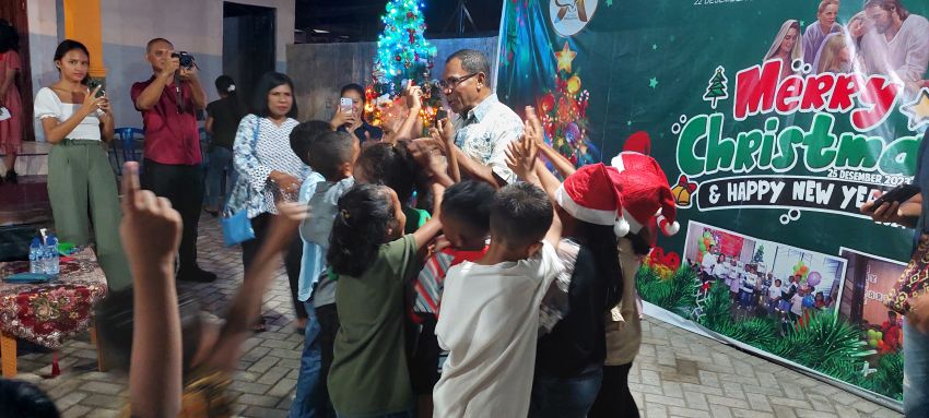 Rayakan Natal dengan Ratusan Anak, Irjen Pol Johni Asadoma Beri Pesan Agar Anak Rajin Belajar