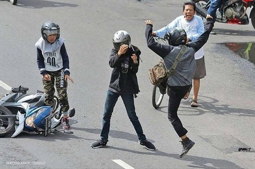 Viral di Medsos Pelajar Ditendang Polisi, Pengendara Sepeda Motor Ini Malah Minta Maaf