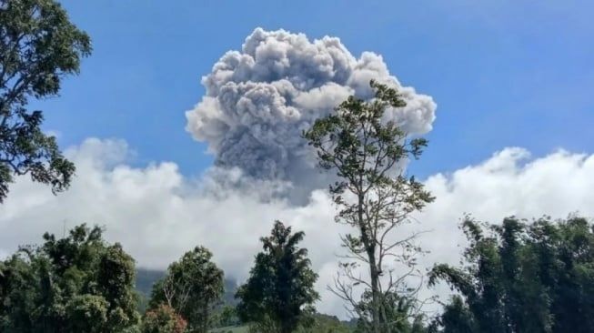 Gunung Marapi Sumbar kembali Erupsi, Keluarkan Asap Tebal