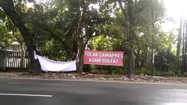 Viral Spanduk 'Tolak Cawapres Asam Sulfat' di Medan