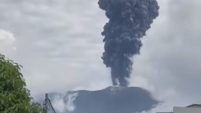 Gunung Marapi di Sumbar Erupsi, Kolom Letusan hingga 3 Km