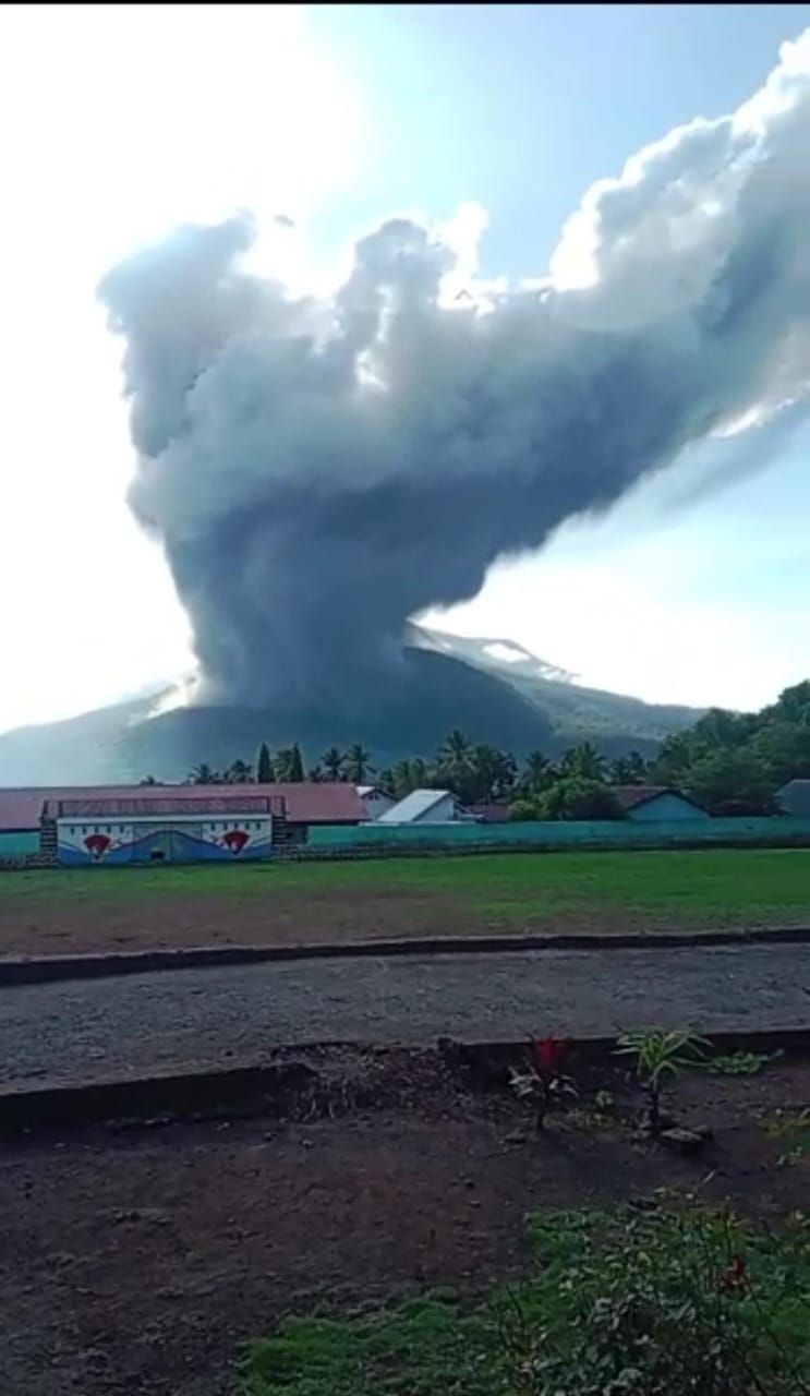 Gunung Lewotobi Laki-laki di Flores Timur-NTT Erupsi