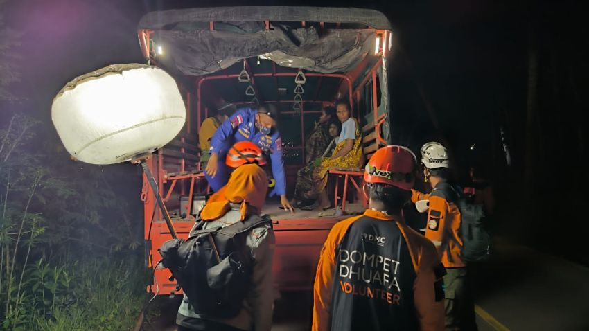 Status Gunung Lewotobi Awas, Polisi Evakuasi Masyarakat dari Tiga Desa
