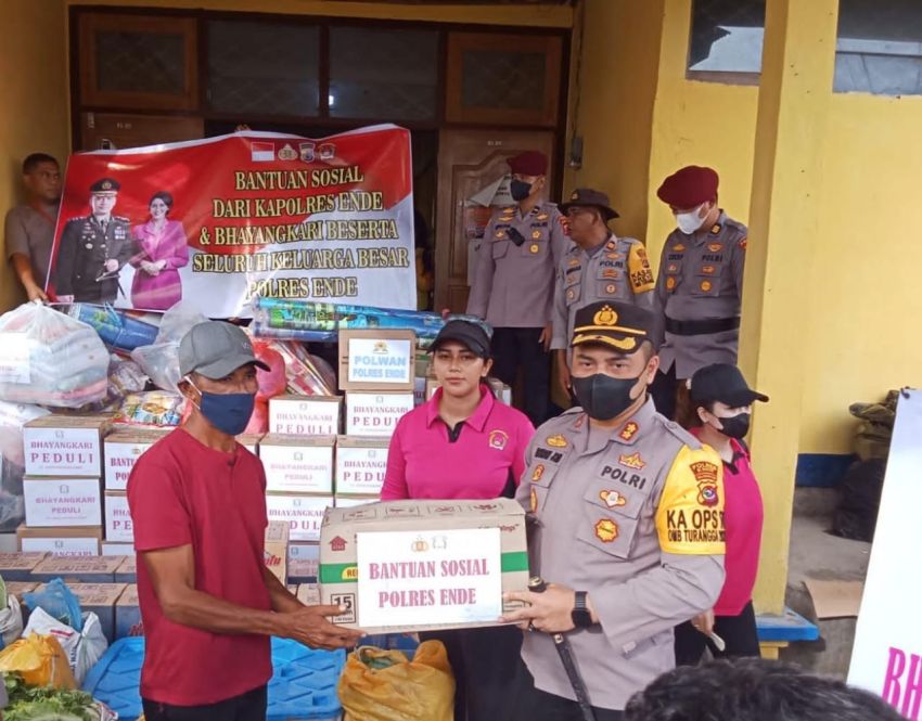 Polres dan Bhayangkari Polres Ende Berbagi Kasih dengan Korban Erupsi Gunung Lewotobi