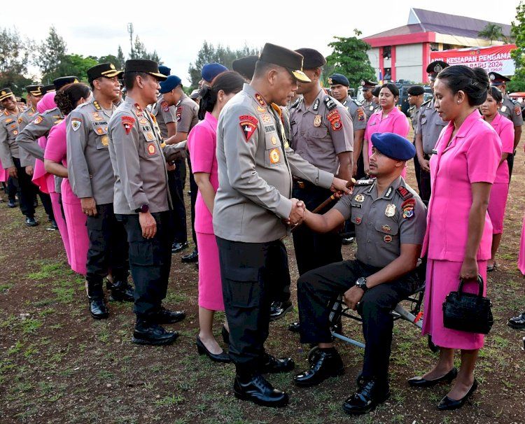 Dengan Kursi Roda, Anggota Brimob Polda NTT Korban Penembakan di Papua Jalani Upacara Kenaikan Pangkat