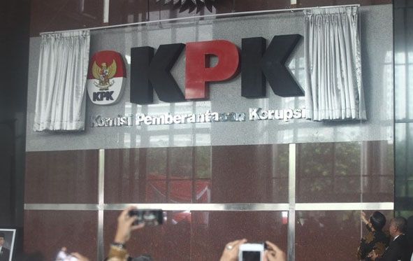 KPK OTT Sejumlah Pejabat di Labuhanbatu Termasuk Bupati Erik Adtrada