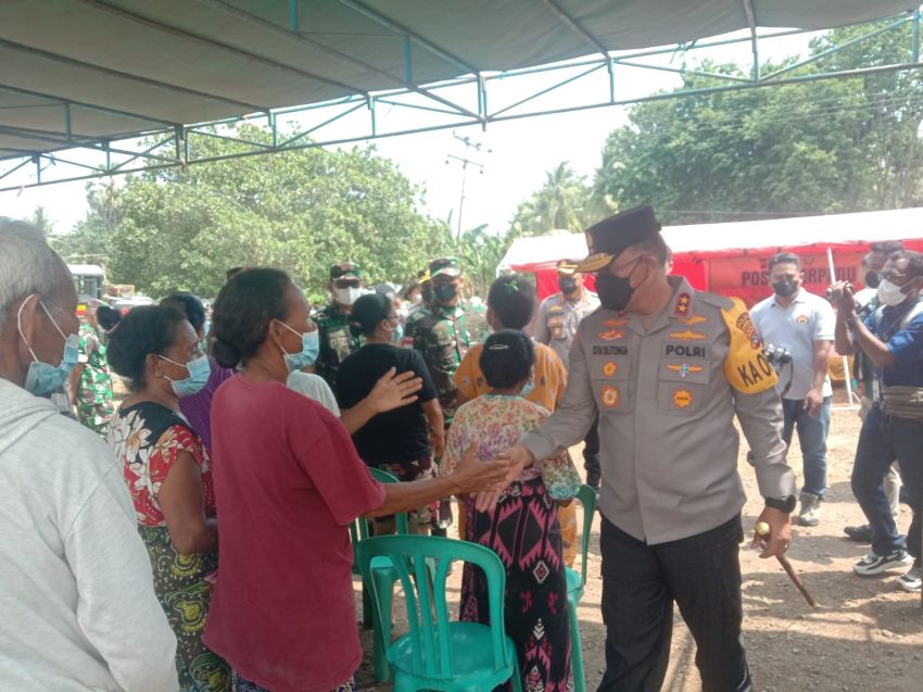Bertemu Pengungsi Erupsi Gunung Lewotobi di Flores Timur, Kapolda NTT Beri Bantuan Sembako