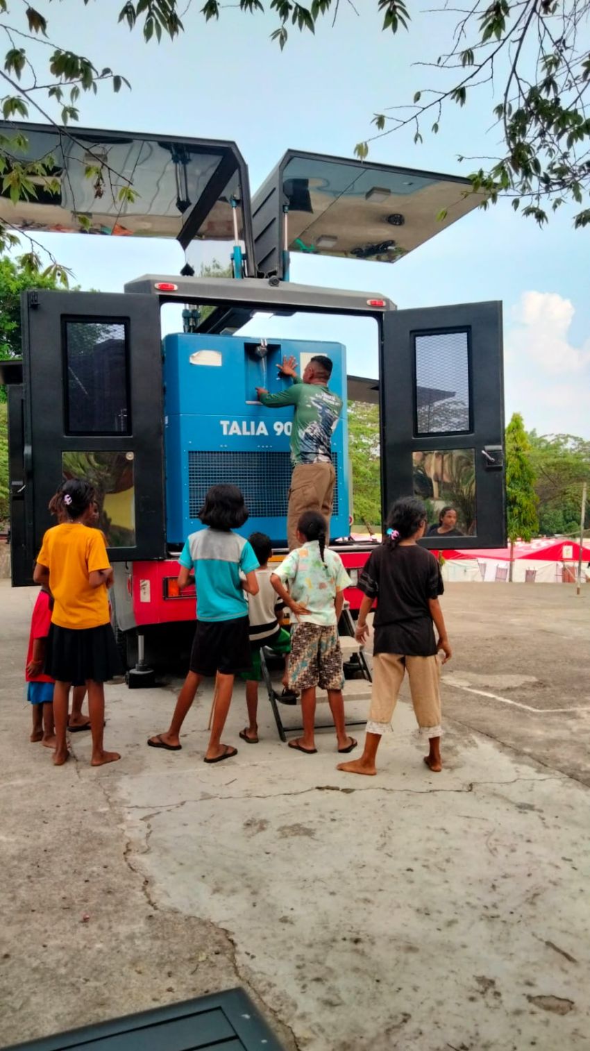 Ransus Brimob Polda NTT Distribusikan Air Minum ke Korban Erupsi Gunung Lewotobi