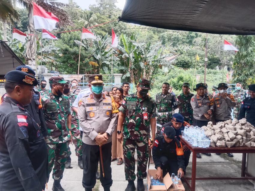 Polri-TNI-Pemda Bahu Membahu Tangani Pengungsi di Flores Timur