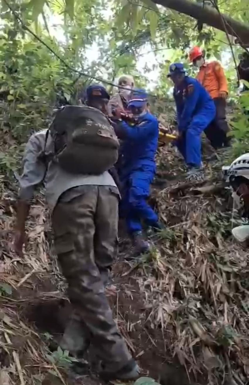 Perjuangan Anggota Brimob Evakuasi Lansia Korban Erupsi Gunung Lewotobi di Flores Timur