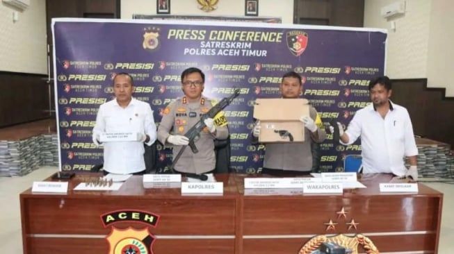 Warga Aceh Timur Serahkan 2 Senjata Api Sisa Konflik ke Polisi