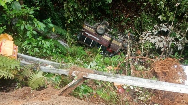 Tragis! 2 Penumpang Tewas Setelah Bus Terjun ke Jurang di Taput