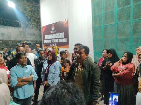 Diduga Honor Pelipatan Kertas Suara di KPU Tebingtinggi 'Disunat' Puluhan Pekerja Geruduk Gudang Logistik