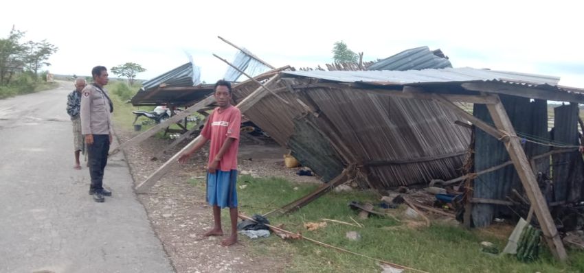 Angin Kencang Robohkan Rumah Warga di Bena-TTS, IRT Terluka